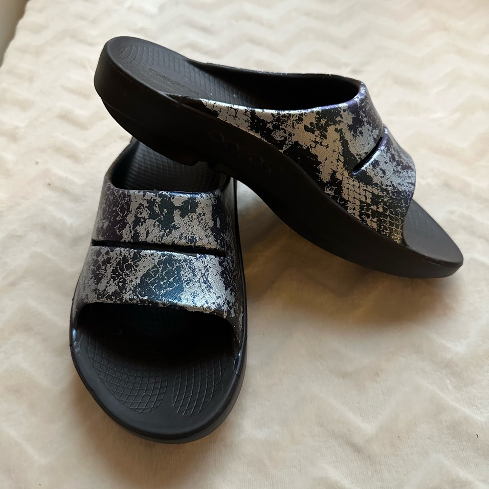 Oofos Slides